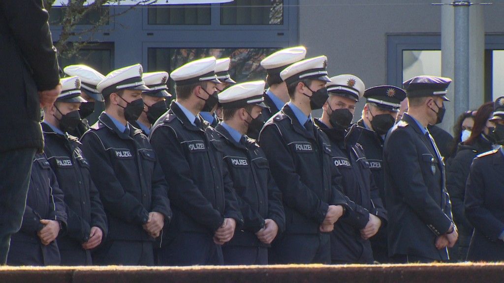 Foto: Polizisten bei der Trauerfeier für den getöteten Polizeikommissar Alexander K. (Foto: SR)