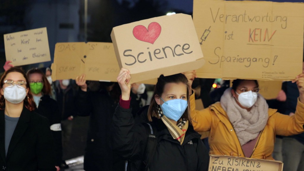 Foto: Medizinstudierende demonstrieren gegen Querdenker-Bewegung und Impfgegner