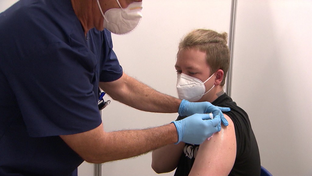 Foto: Eine Person wird gegen das Coronavirus geimpft 