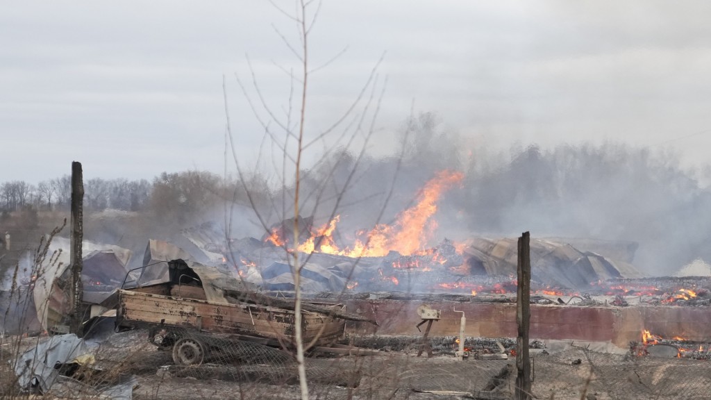 Flammen und Rauch steigen aus den Trümmern eines Privathauses nach russischem Beschuss außerhalb der ukrainischen Hauptstadt auf. (Foto: picture alliance/dpa/AP | Efrem Lukatsky)