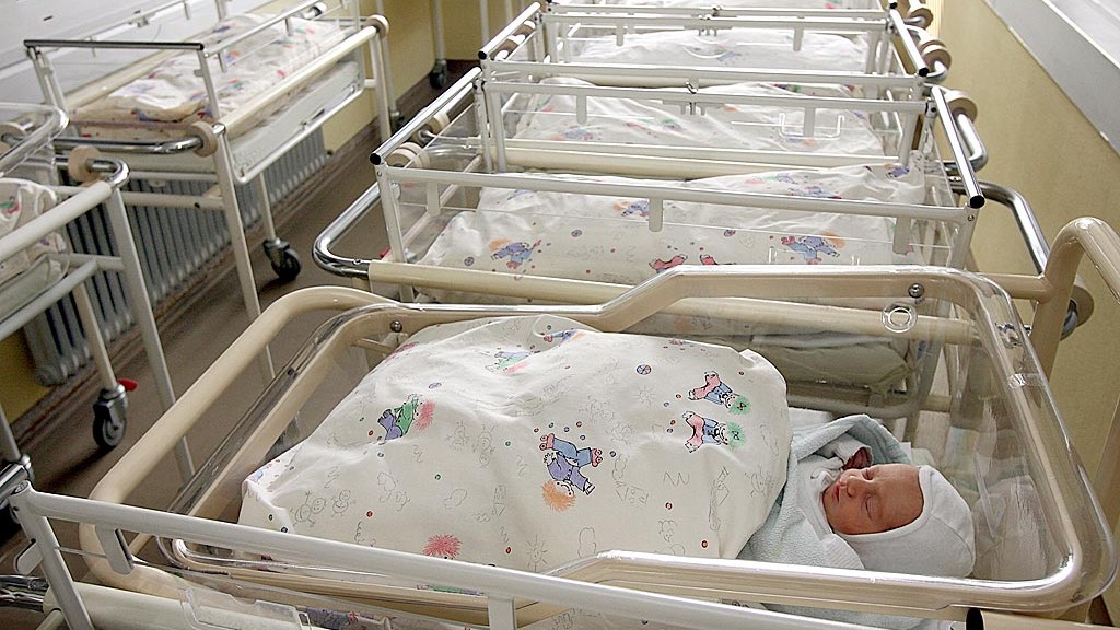 Neugeborene auf Säuglingsstation (Foto: dpa)