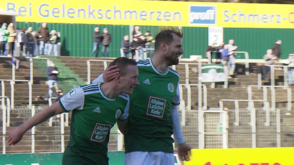 Foto: Zwei Spieler des 1.FC Homburg freuen sich nach einem Tor