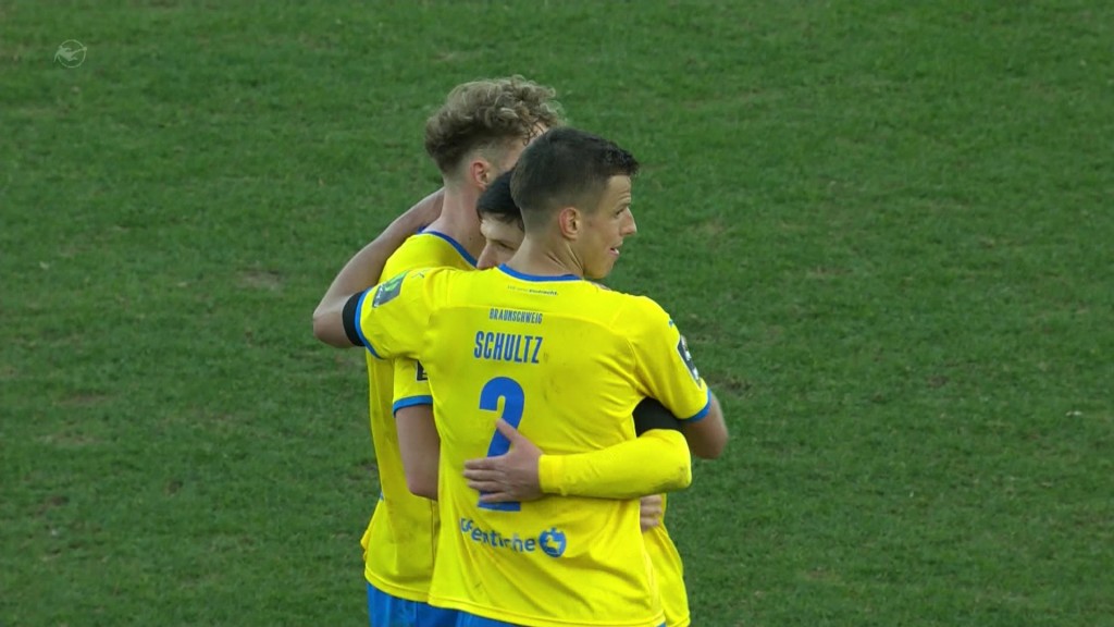 Foto: Spieler aus Braunschweig umarmen sich 
