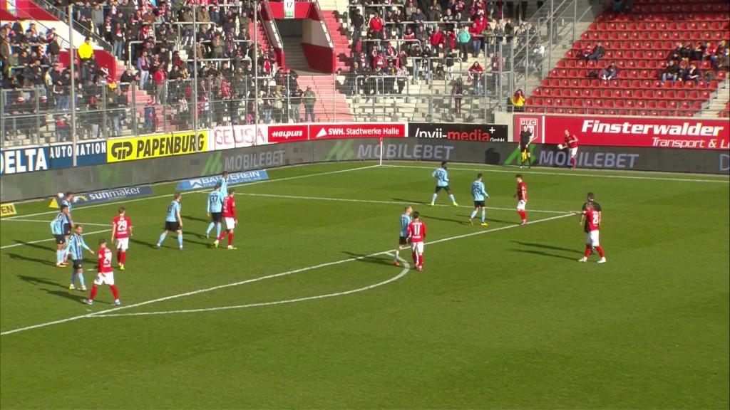 Foto: Ein Einwurf wird beim Spiel zwischen Waldhof Mannheim und dem Halleschen FC ausgeführt