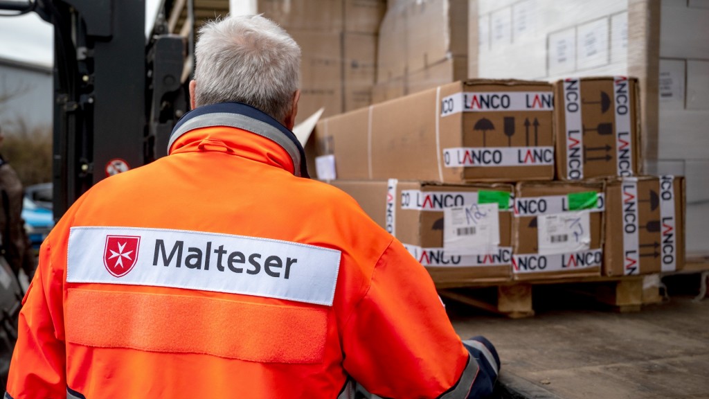 Symbolbild: Jürgen Zoltowski vom Malteser Hilfsdienst Trier verlädt Hilfsgüter in einen LKW (Foto: picture alliance/dpa | Harald Tittel)