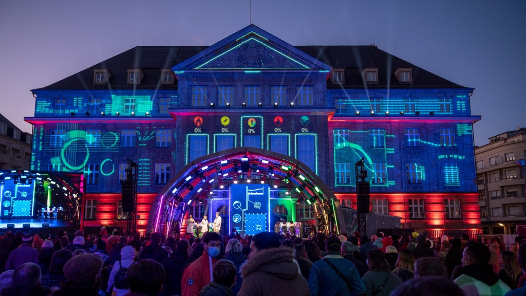 Das Rathaus in Esch-sur-Alzette wird bei der Eröffnung von Esch 2022 als Kulturhauptstadt Europas farbenprächtig als Raketenzentrale angestrahlt (Foto: picture alliance/dpa | Harald Tittel)