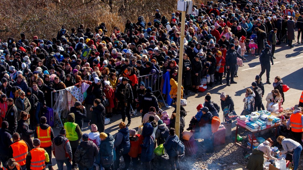 Ukrainische Flüchtlinge an der Grenze zu Polen (Foto: dpa/Ukrinform))