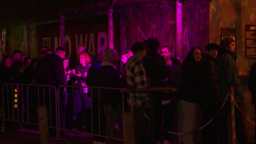 Foto: Menschenschlange vor einem Club 