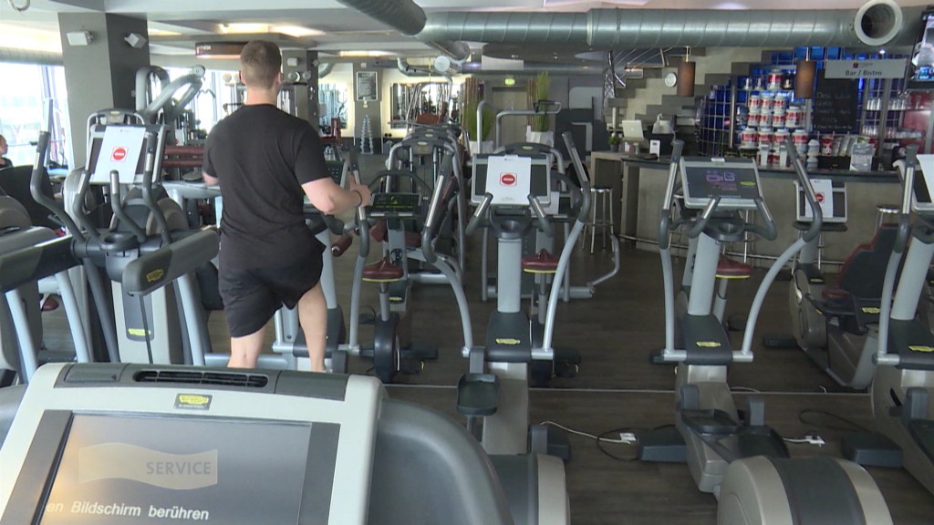 Foto: Person trainiert im Fitnessstudio 