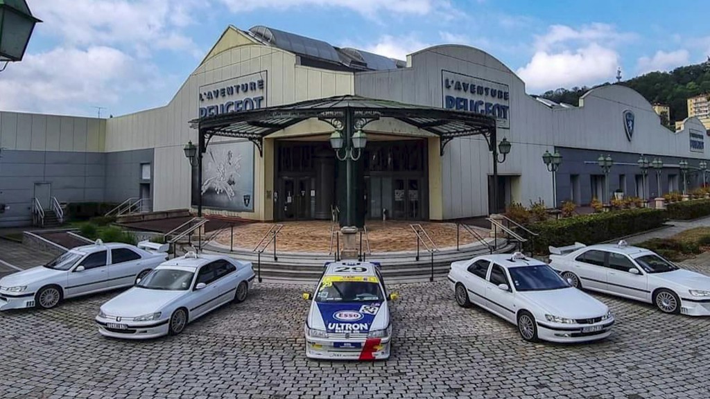 Foto: Autos vor Gebäude