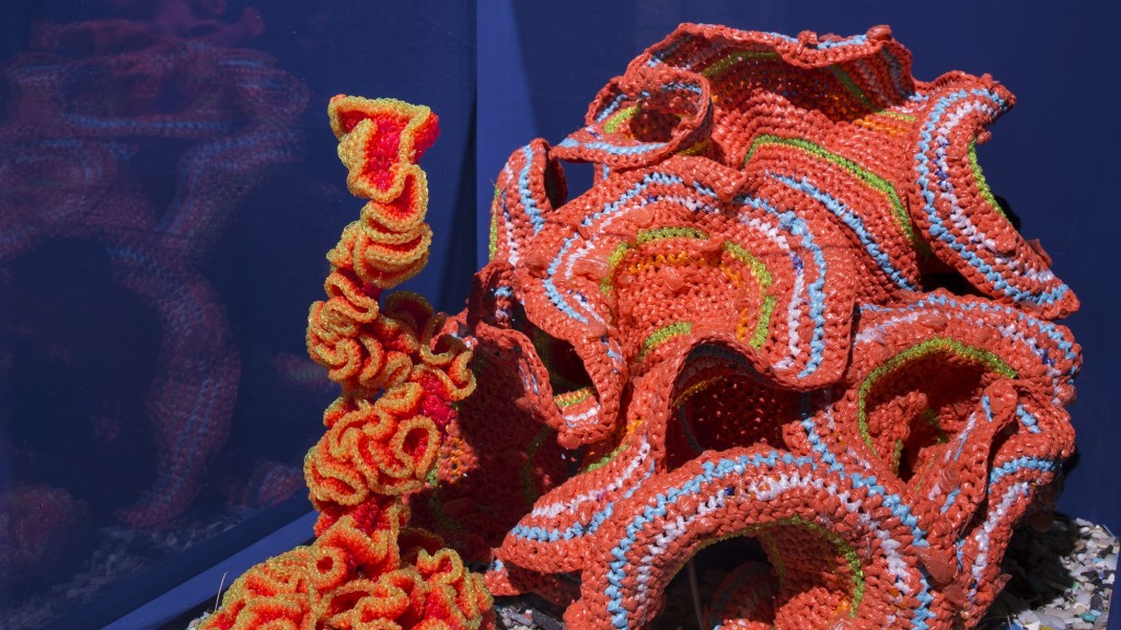 Das Foto zeigt eine gehäkelte Koralle CCR-PR-7 von Margaret und Christine Wertheim und dem Institute For Figuring aus der Schau «Pod World – Plastic Fantastic» auf der Biennale von Venedig 2019 unter dem Motto «May You Live In Interesting Times». D