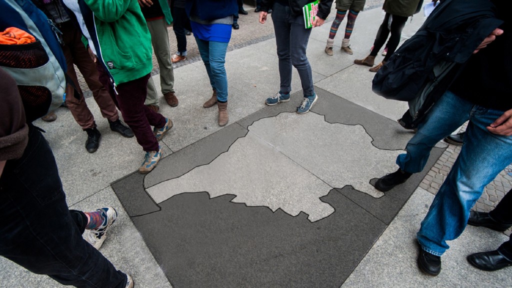 Menschen stehen um Saarlandumriss auf dem Boden (Foto: SR)