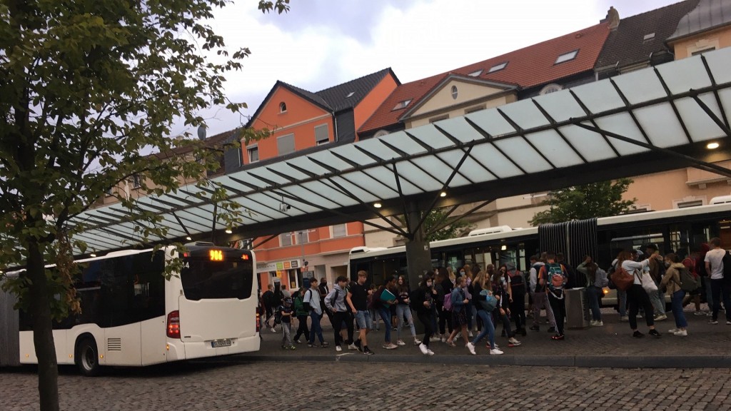 Schüler steigen aus einem Schulbus (Foto: SR/Steffi Balle)
