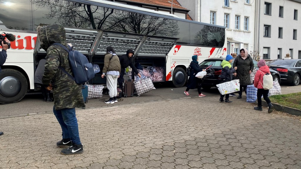 Ankunft von Flüchtlingen in der Scharnhorsthalle in Saarbrücken-St. Arnual (Foto: Markus Person)