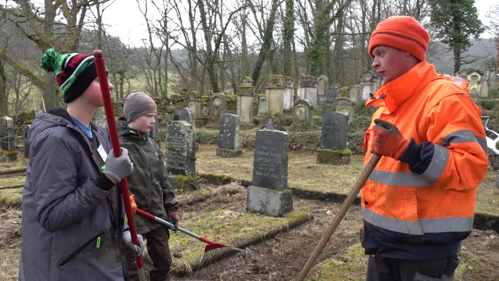 Foto: Schüler helfen beim Instandsetzen eines jüdischen Friedhofs