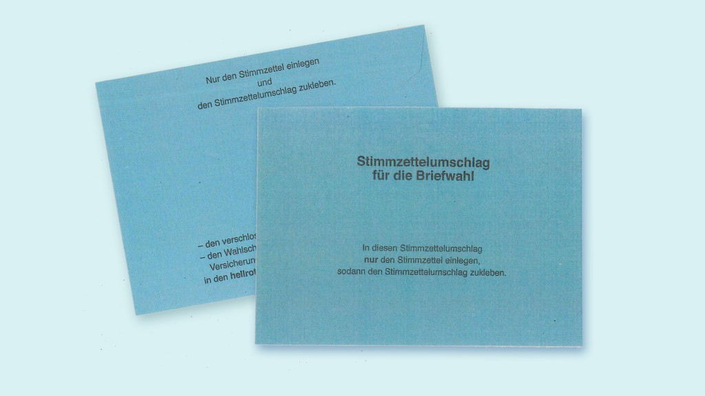 Blauer Stimmzettelumschlag für die Briefwahl, Vorder- und Rückseite (Foto: SR)