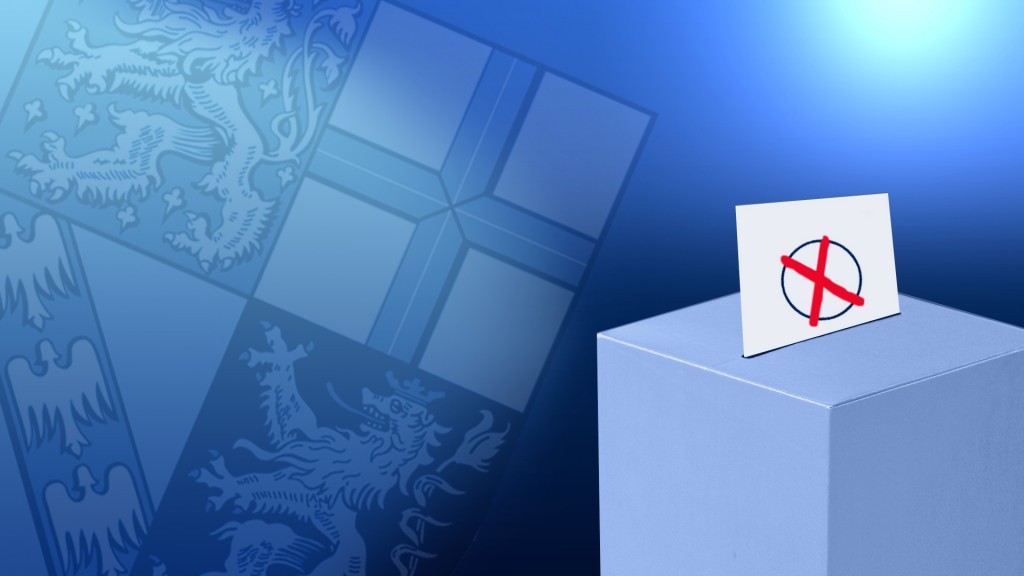 Wahlurne vor dem Wappen des Saarlandes (Bildquelle: SR)
