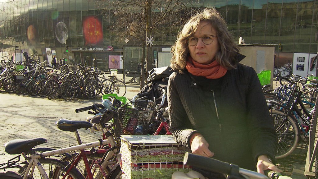 Foto: Frau in der Fahrradstadt Straßburg