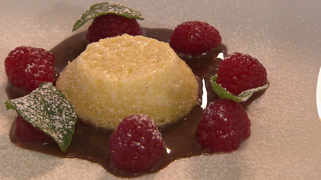 Foto: Grießsoufflé mit frischen Himbeeren auf Nougatsauce