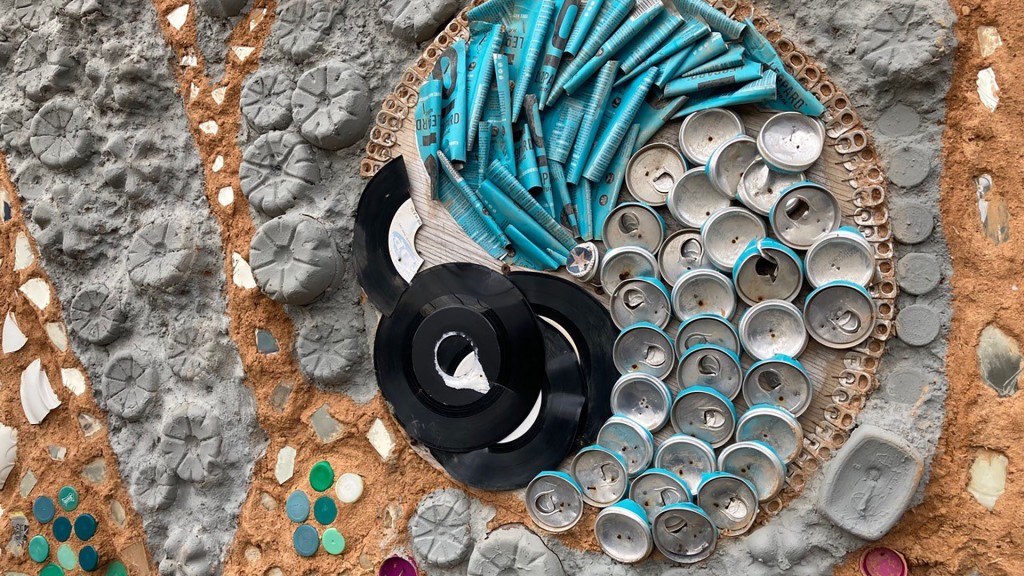 Eine Wand aus recycletem Material im Benu-Dorf in Esch-sur-Alzette (Foto: Anke Schaefer)