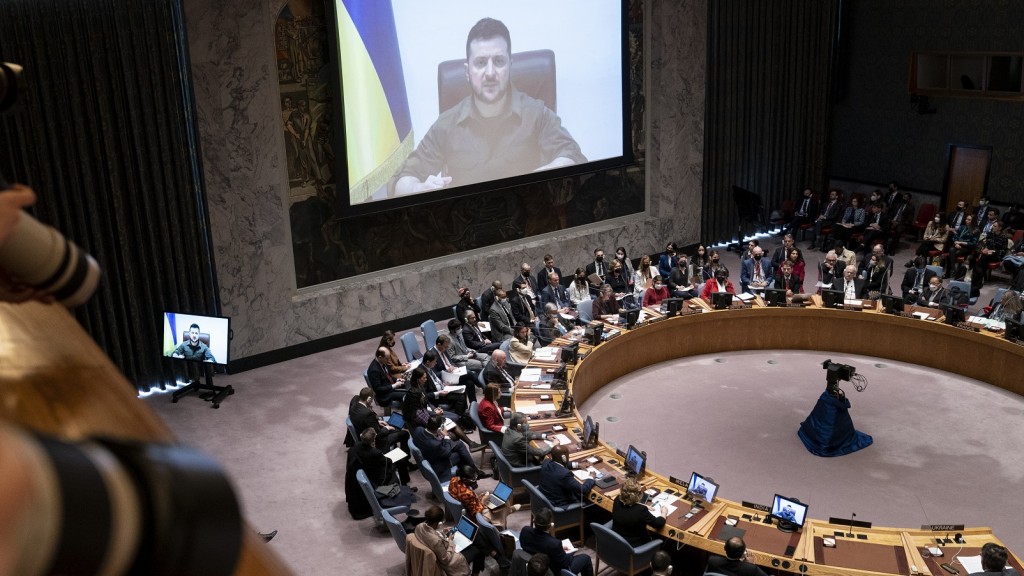 Wolodymyr Selenskyj, Präsident der Ukraine, spricht per Videoübertragung während einer Sitzung des UN-Sicherheitsrats im Hauptquartier der Vereinten Nationen (Foto: picture alliance/dpa/AP | John Minchillo)