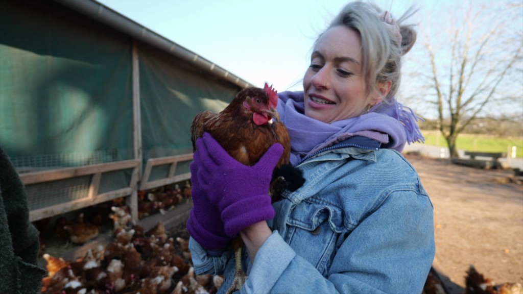 Foto: Celina Fries hält ein Huhn