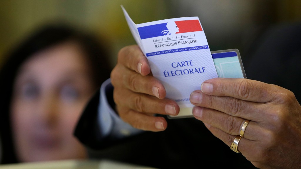 Foto: Person hält carte électorale fest