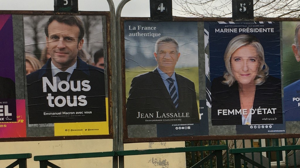Wahlplakate zur Präsidentschaftswahl in Frankreich