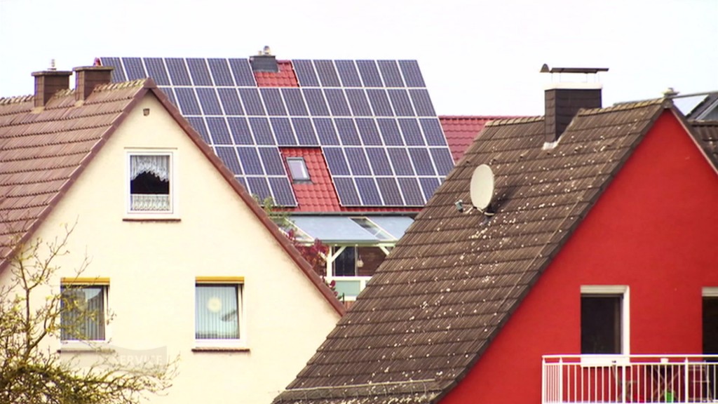Foto: Ein Haus in einer Wohnsiedlung sticht aufgrund der großflächigen Solarzellen hervor 