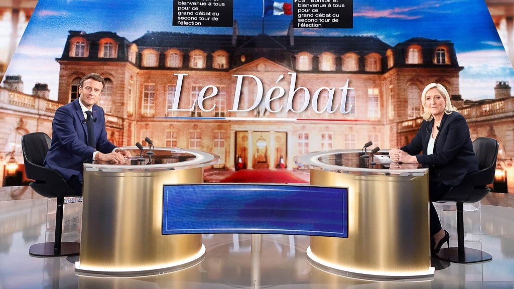 Emmanuel Macron (l.) und Marine Le Pen bei ihrem Fernsehduell am 20. April 2022