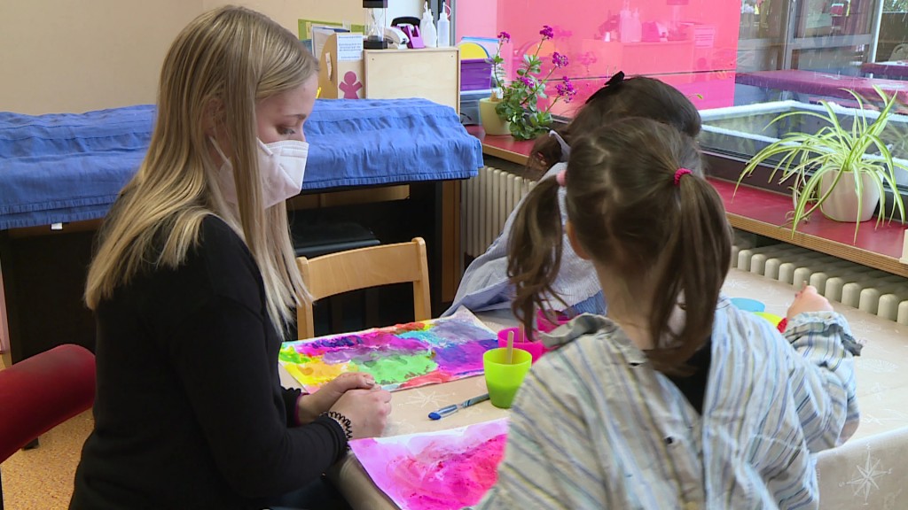 Erzieherin arbeitet mit Kindern