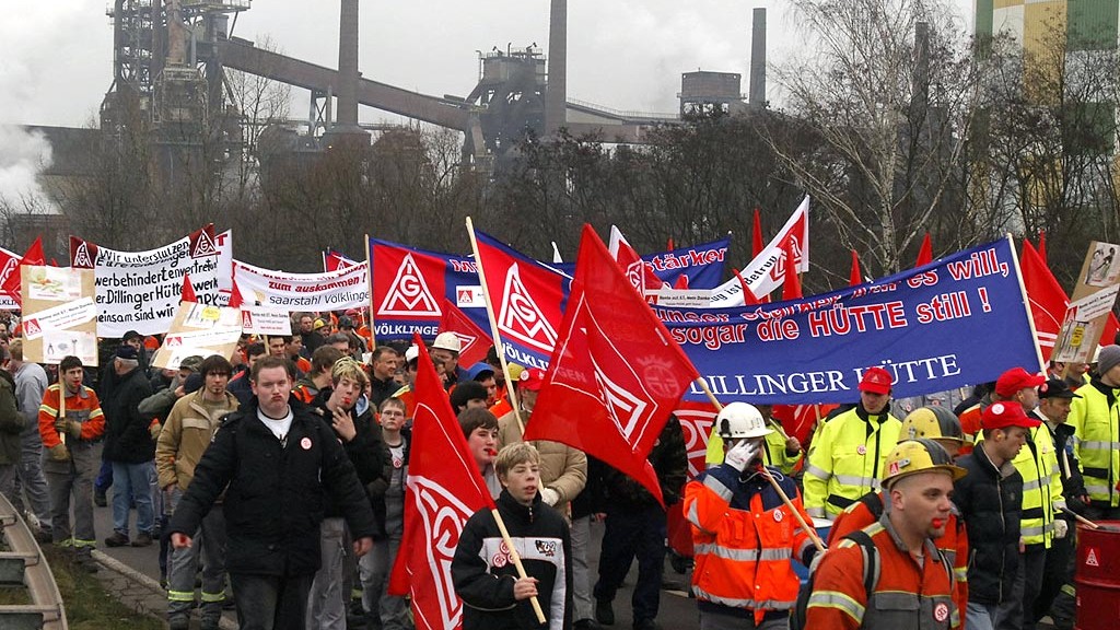 Mitglieder der IG Metall und anderer Gewerkschaften demonstrieren vor dem Hüttengelände