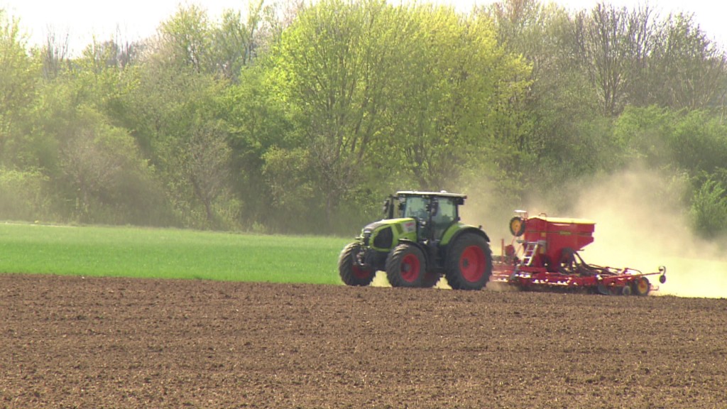 Foto: Ein Traktor auf einem Ackerfeld.