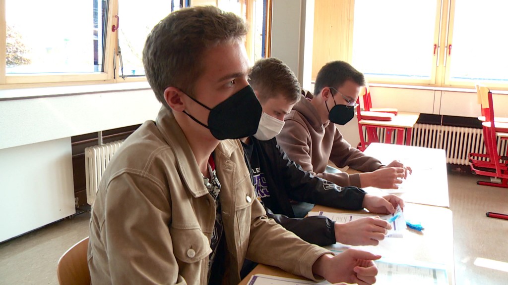 Foto: Jugendliche mit Maske in einem Klassenzimmer