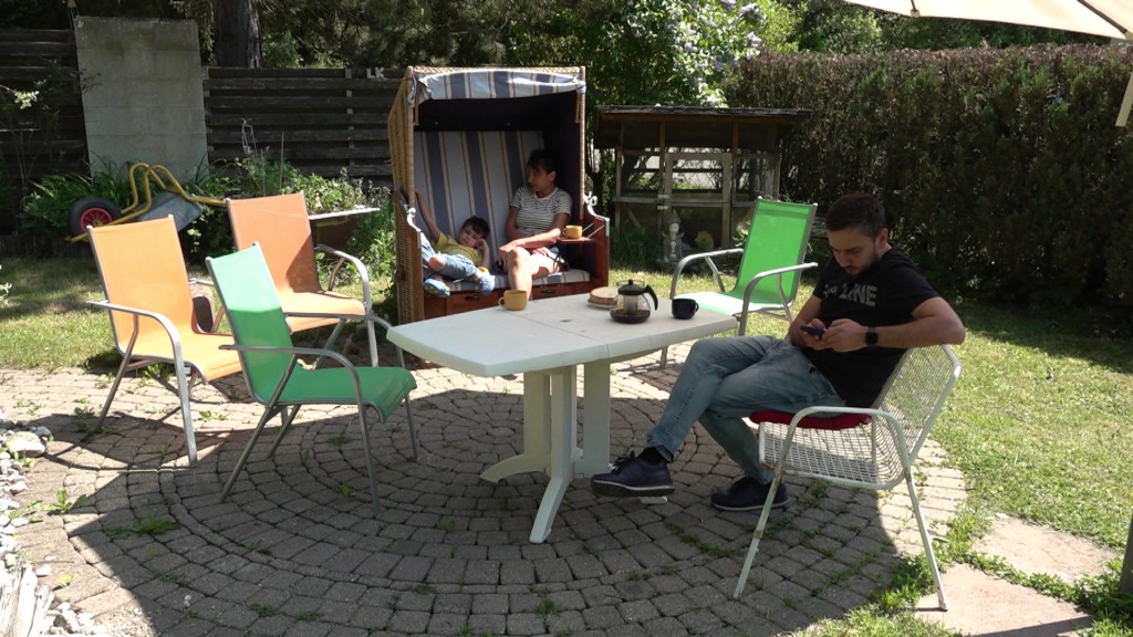 Foto: Familie Sobodian in einem Garten