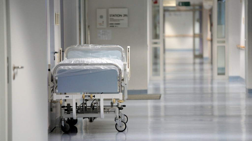 Krankenhausbett auf einem Flur