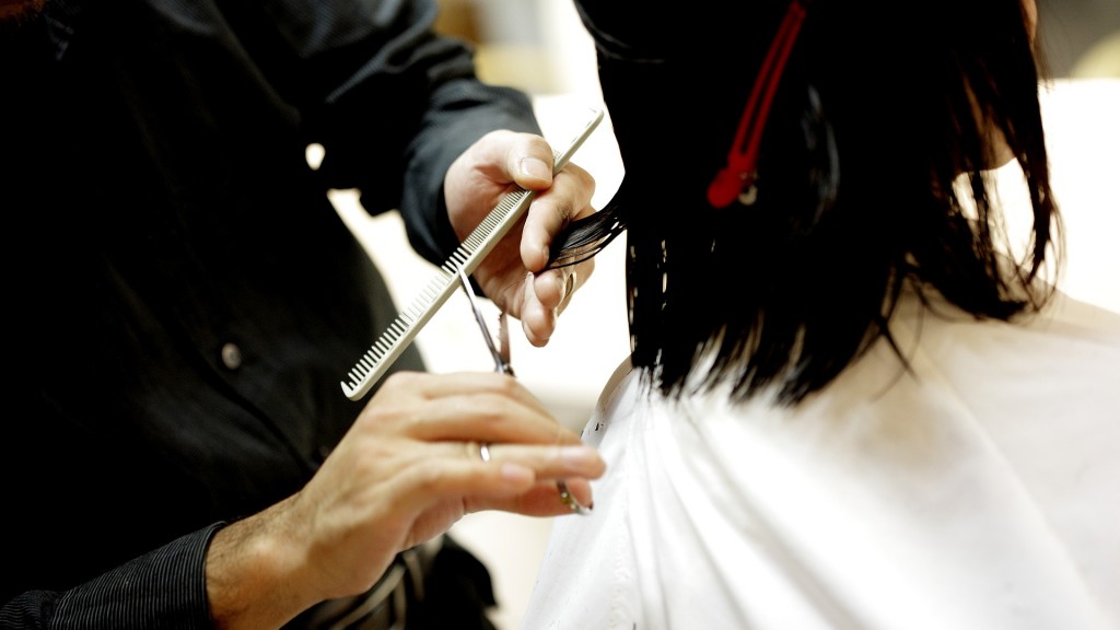 Ein Friseur schneidet einer Frau die Haare