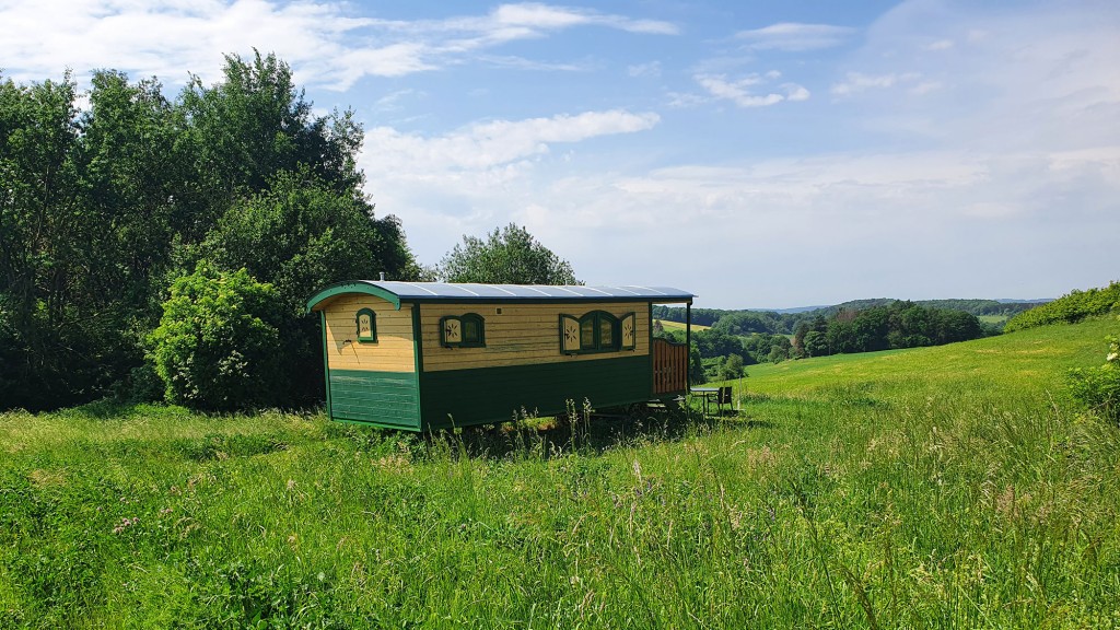 Glamping im grün-gelben Zirkuswagen