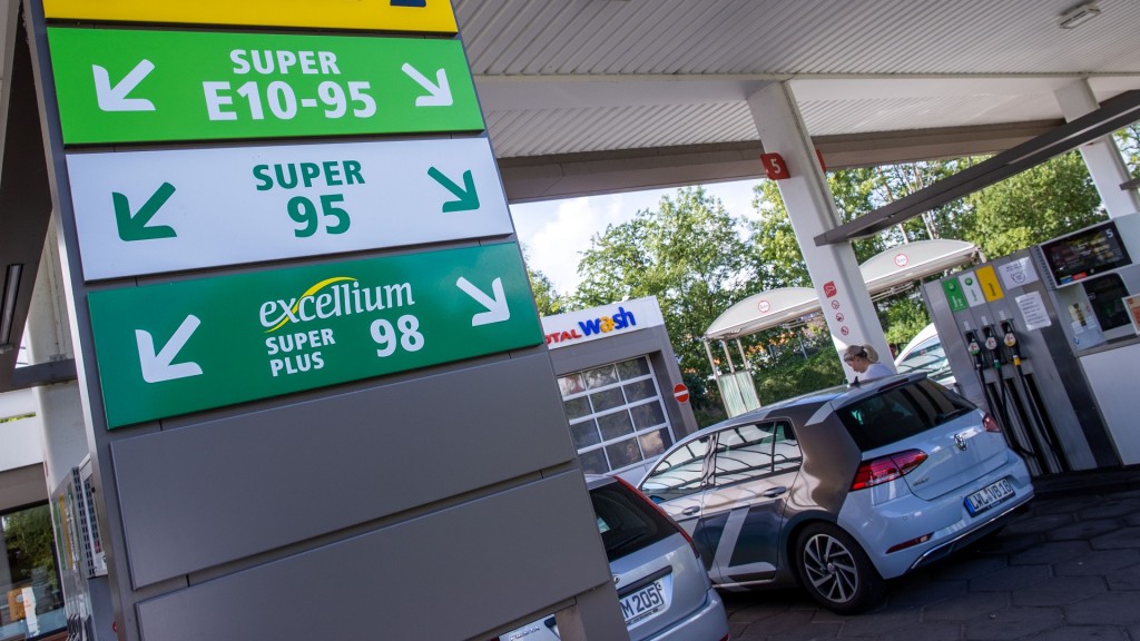 Autos stehen an einer Tankstelle.