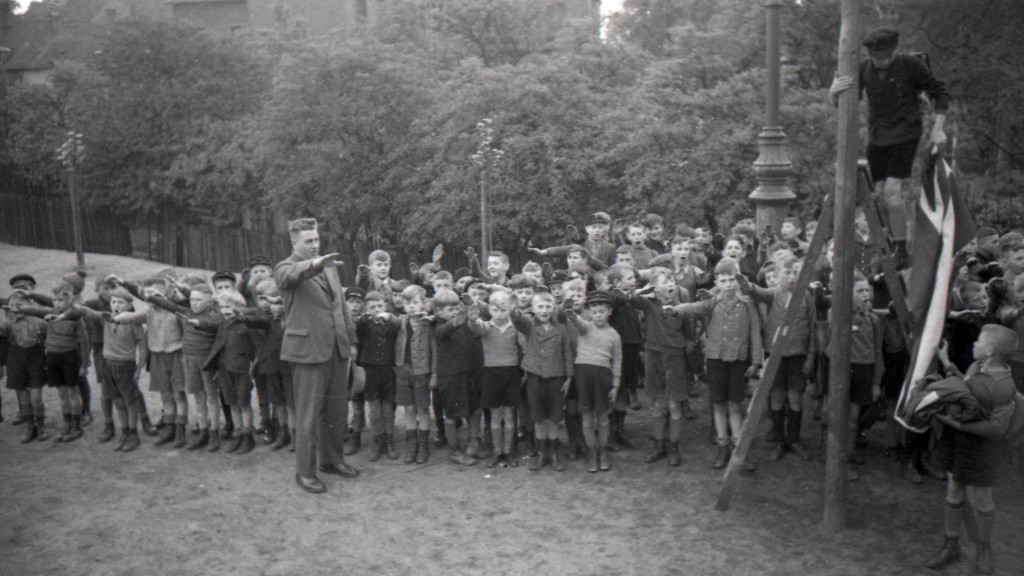 Kinder zeigen den Hitlergruß