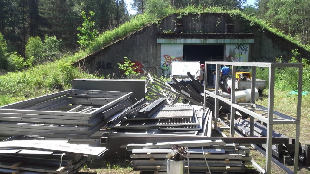 Foto: Kabel und Metall, das die Schrottis gesammelt haben, liegen vor einem Bunker in Griesaubach.