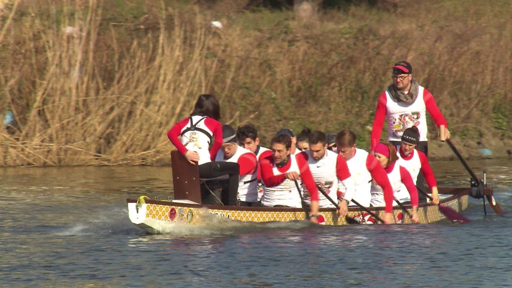 Foto: Saarländisches Drachenboot-Team bei einer Trainigseinheit auf dem Wasser
