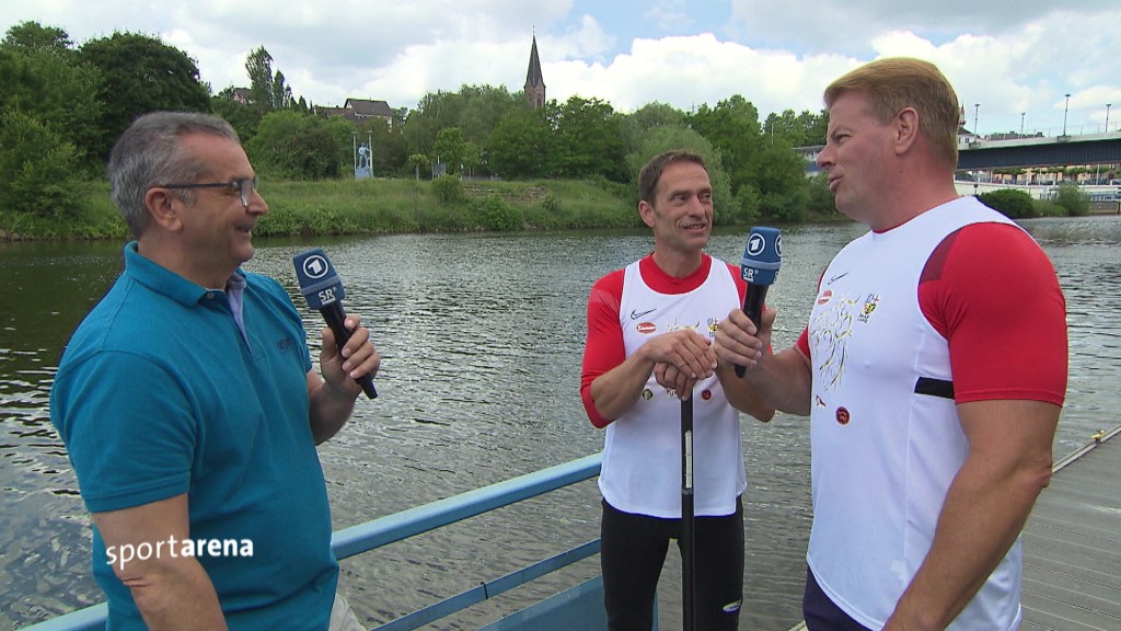 Foto: Thomas Braml mit Drachenboot-Teammitgliedern im Interview