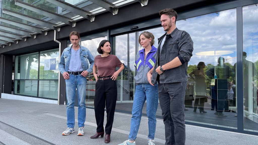 Foto: Die Tatort-Kommissare Schürk (Daniel Sträßer), Hölzer (Vladimir Burlakov), Baumann (Brigitte Urhausen) und Heinrich (Ines Marie Westernströer) (v.l.n.r.)