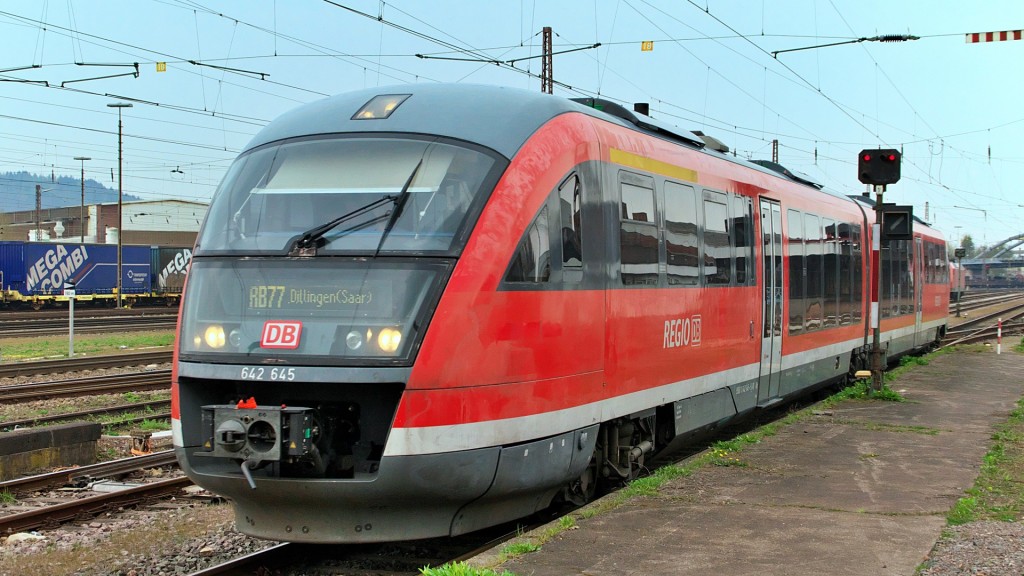 Ein Triebwagen der Baureihe 642 im Dillinger Bahnhof