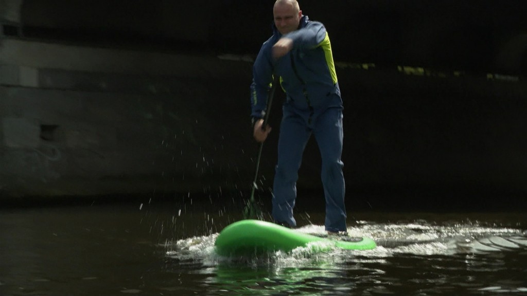 Foto: Ein Mann auf einem Stand-Up-Paddling-Board