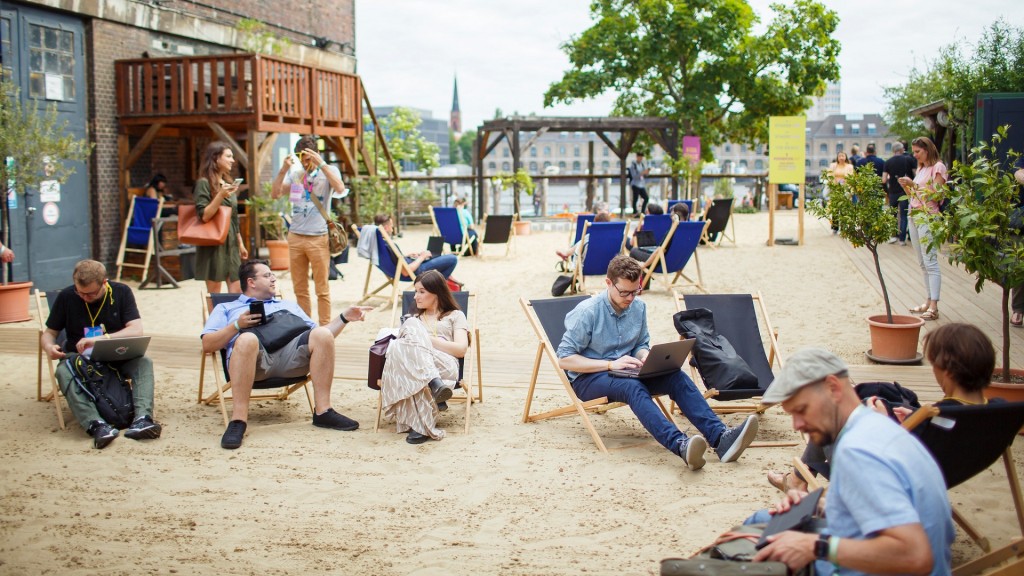 Teilnehmende genießen die Sonne auf der re:publica 2022