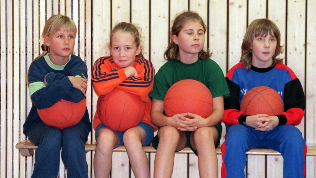 Kinder mit Basketbällen