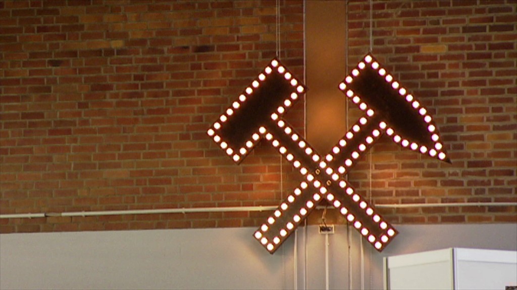 Foto: beleuchtetes Bergbau Symbol
