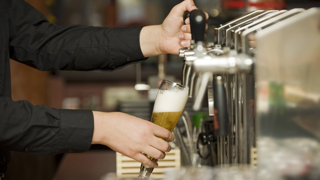 Kellner beim Bierzapfen 